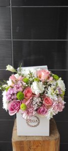 Beyaz kutuda çiçekler 2