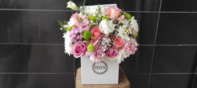 Beyaz kutuda çiçekler 1