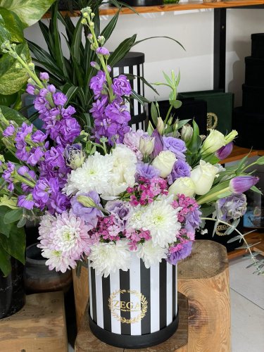 Çizgili kutuda kır çiçekleri