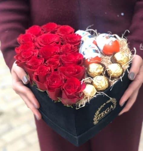 Kalp Kutuda Güller Ve Çikolatalar