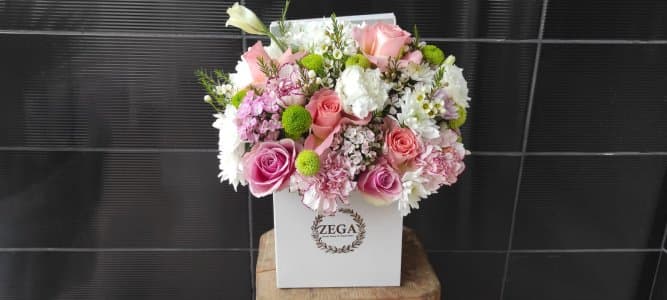 Beyaz kutuda çiçekler 1